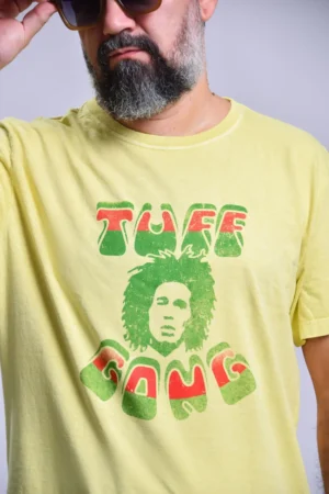 T-shirt com o rosto do Bob Marley e a cima esta escrito uff e a baixo Gong a parte da frente de cor amarela