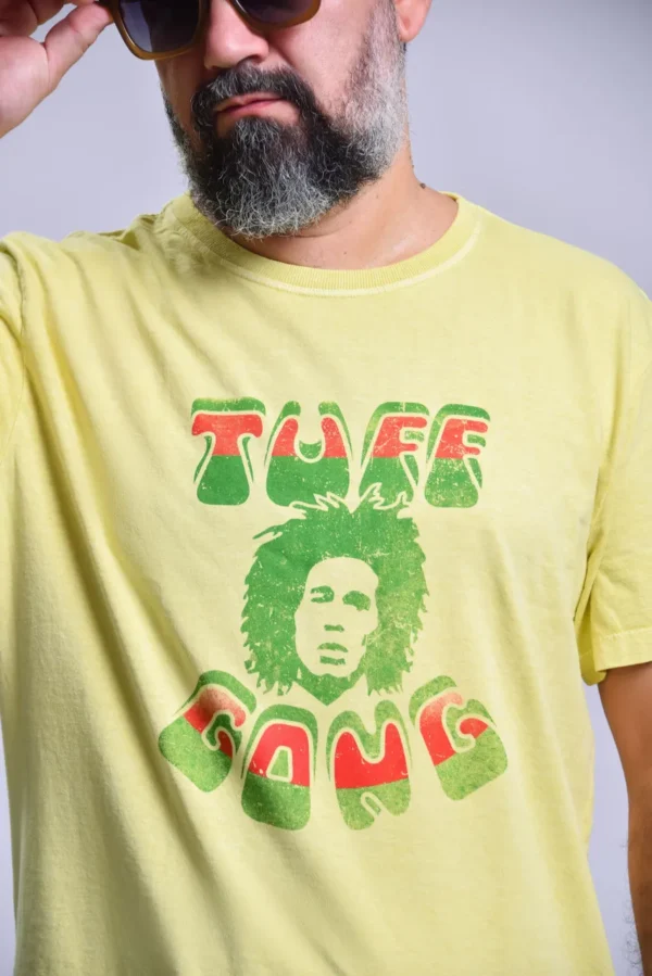 T-shirt com o rosto do Bob Marley e a cima esta escrito uff e a baixo Gong a parte da frente de cor amarela