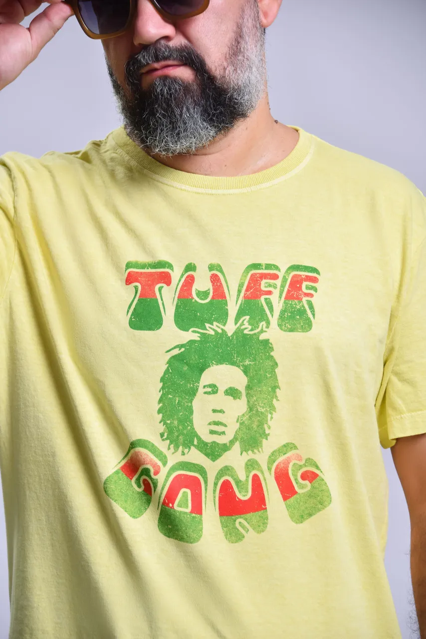 T-shirt com o rosto do Bob Marley e a cima esta escrito uff e a baixo Gong a parte da frente de cor amarela