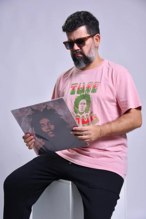 T-shirt com o rosto do Bob Marley e a cima esta escrito uff e a baixo Gong a parte da frente de cor rosa