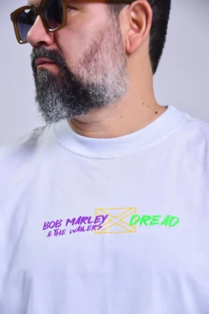Camisa manga cumprida branva com nome do Bob Malrley e Dread na parte da frente e nas costas a imagem do album Confrontation
