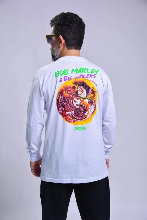 Camisa manga cumprida branva com nome do Bob Malrley e Dread na parte da frente e nas costas a imagem do album Confrontation