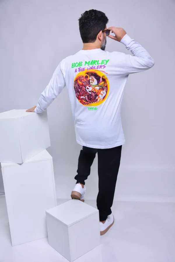 Camisa manga cumprida branva com nome do Bob Malrley e Dread na parte da frente e nas costas a imagem do album Confrontation