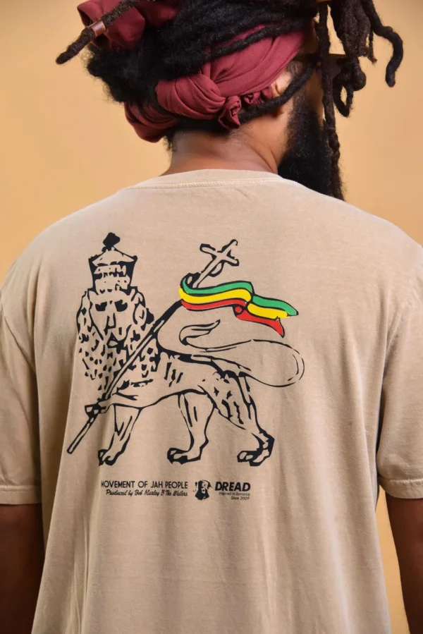T-shirt com a capa do disco Exodus do Bob Malrley e na parte de trás Leão de Judá com uma bandeira comas cores do reggae
