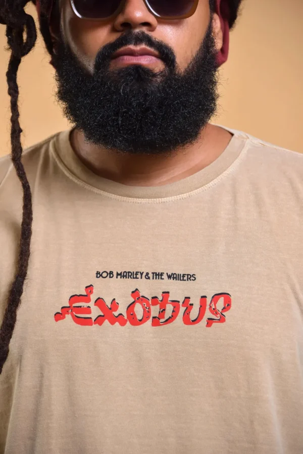 T-shirt com a capa do disco Exodus do Bob Malrley e na parte de trás Leão de Judá com uma bandeira comas cores do reggae