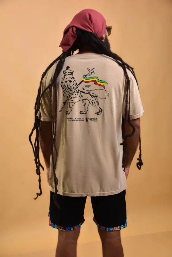 T-shirt com a capa do disco Exodus do Bob Malrley e na parte de trás Leão de Judá com uma bandeira comas cores do reggae