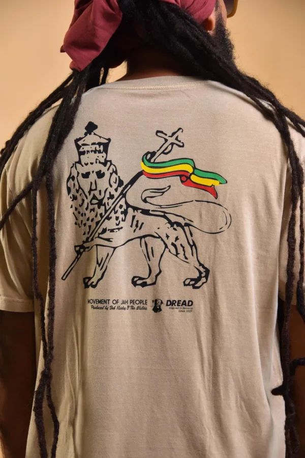 T-shirt com a capa do disco Exodus do Bob Malrley e na parte de trás Leão de Judá com uma bandeira comas cores do reggae