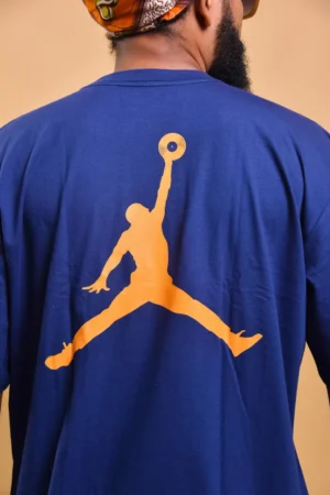 Logo da Dread AIR na frente e nas costas uma imagem da foto michael jordan enterrando um vinil no lugar de uma bola