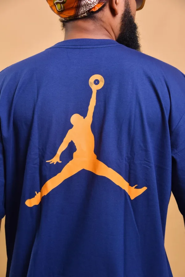 Logo da Dread AIR na frente e nas costas uma imagem da foto michael jordan enterrando um vinil no lugar de uma bola