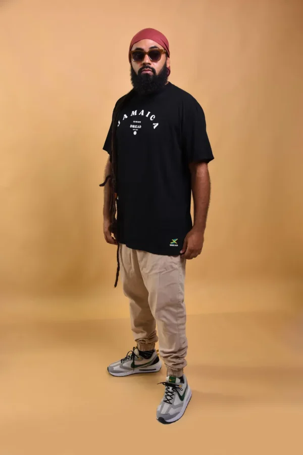 T-shirt com a palavra Jamaica na frentee a palavra Dread abaixo e com um detalhe dabandeira da jamaica na parte de baixo
