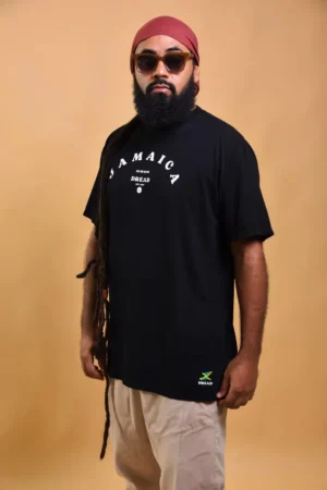 T-shirt com a palavra Jamaica na frentee a palavra Dread abaixo e com um detalhe dabandeira da jamaica na parte de baixo