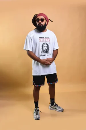 T-shirt com a capa do disco Wanted do Peter Tosh e na parte de frente