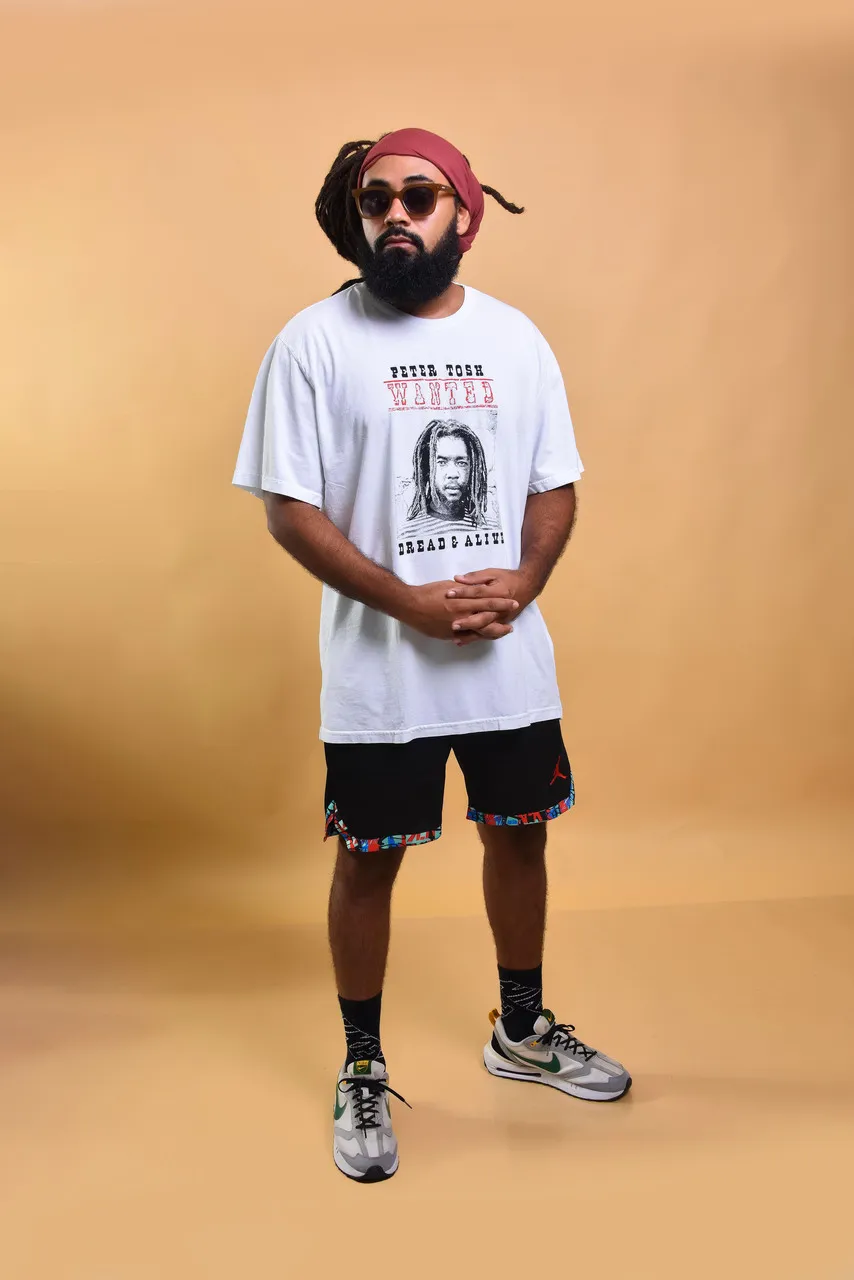 T-shirt com a capa do disco Wanted do Peter Tosh e na parte de frente