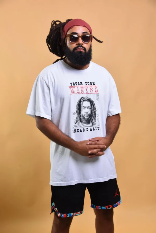 T-shirt com a capa do disco Wanted do Peter Tosh e na parte de frente