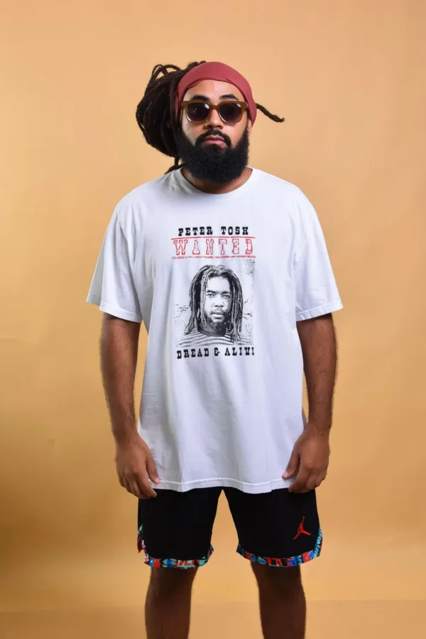 T-shirt com a capa do disco Wanted do Peter Tosh e na parte de frente
