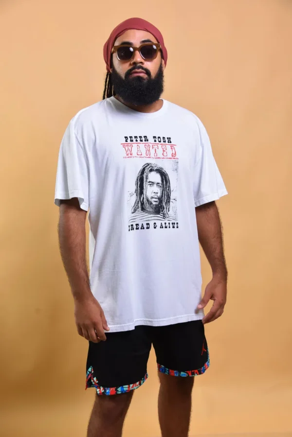 T-shirt com a capa do disco Wanted do Peter Tosh e na parte de frente