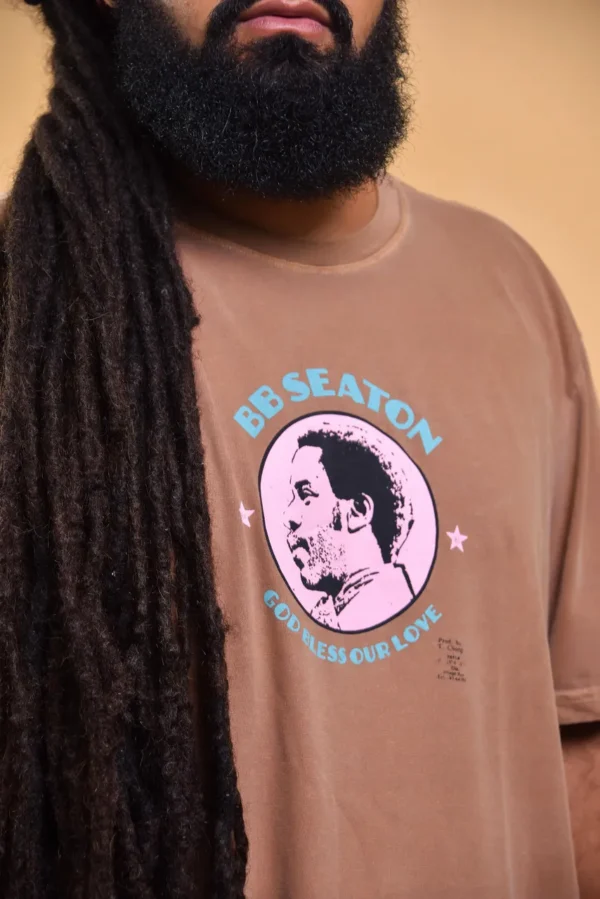 T-Shirt com a capa do disco God Bless our love do BB Seaton na parte da frente a lojo da Dread na parte de trás
