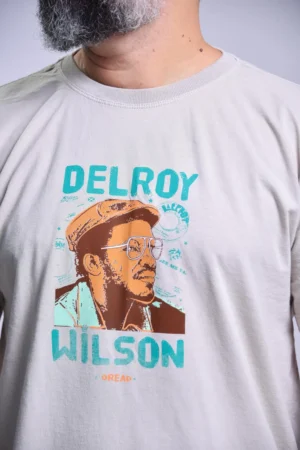 T-Shirt com a imagem do cantor Delroy Wilson e com o nome dele estampado na parte da frente a logo da Dread na parte de trás